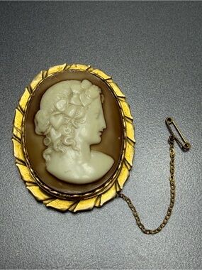 Antique Gold-Tone Cameo Brooch with Carved White Profile #p01